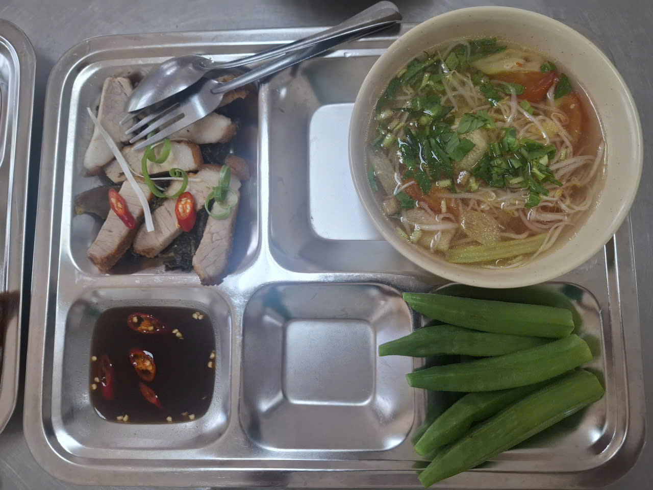 Cung cấp suất cơm văn phòng tại Hóc Môn
